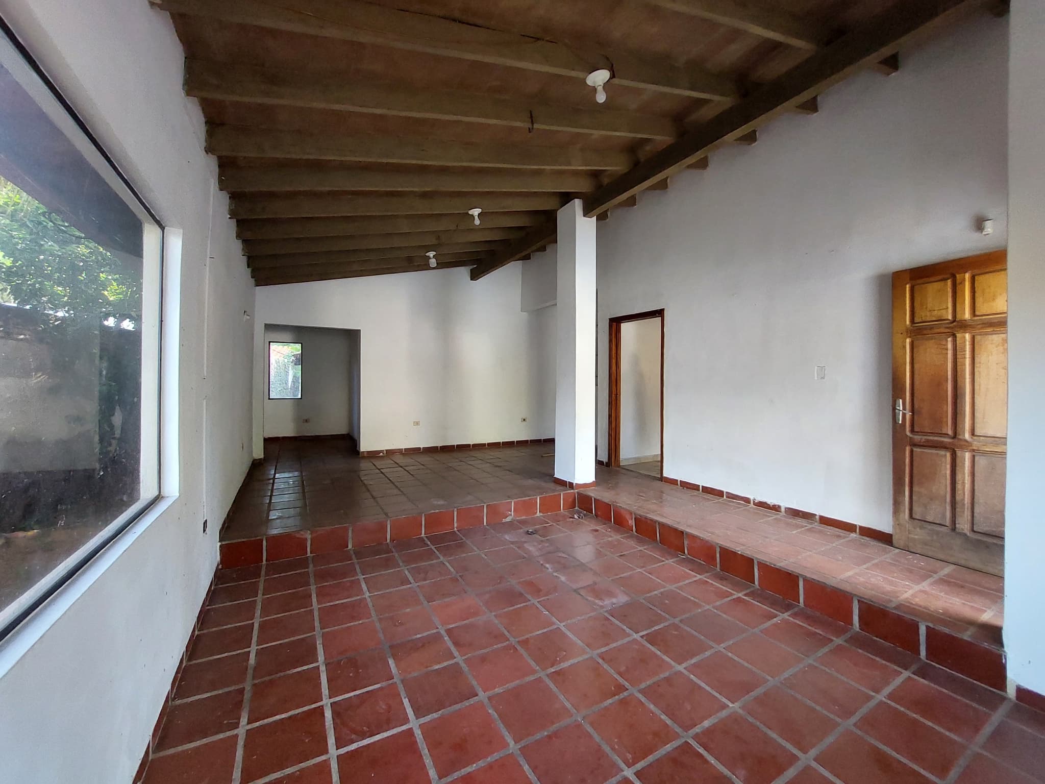 Oportunidad Única en Luque: Amplia Casa para Refacción con Ubicación Privilegiada C-1171 — foto 5