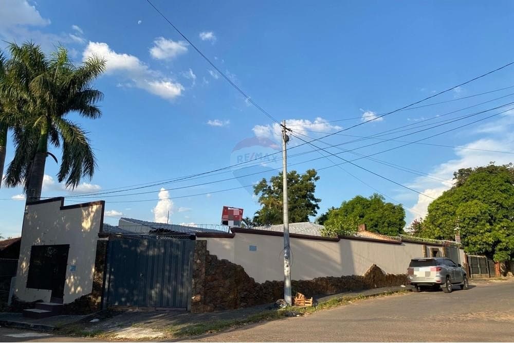 En venta amplia casa en lambare