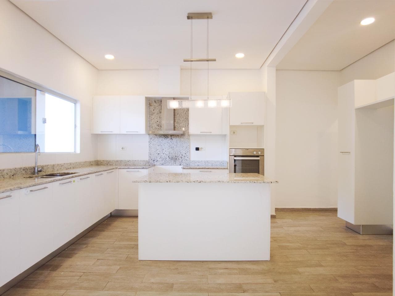 En Zona Jardin De Oro, Luque.Vendo Moderna Propiedad, foto 3
