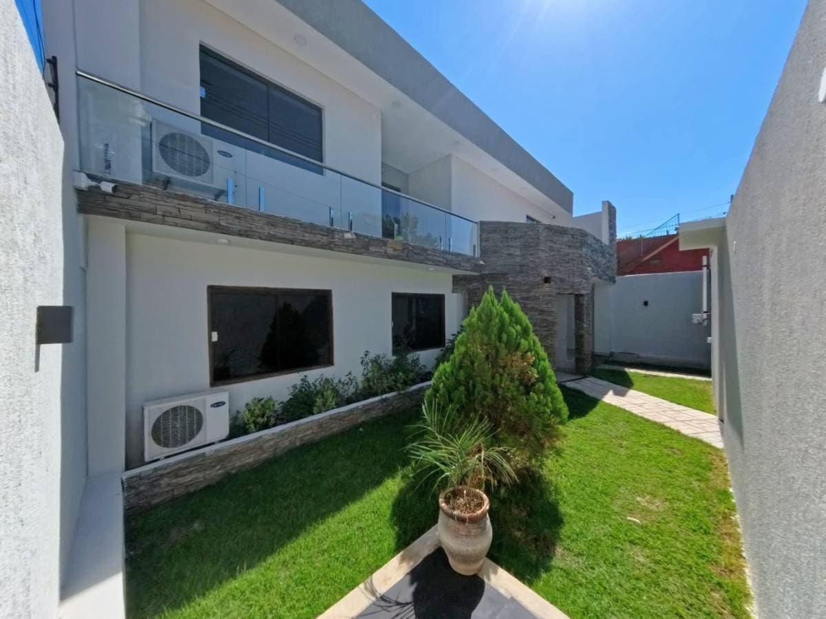 Lujosa y amplia residencia en lambare zona canal 13, foto 3