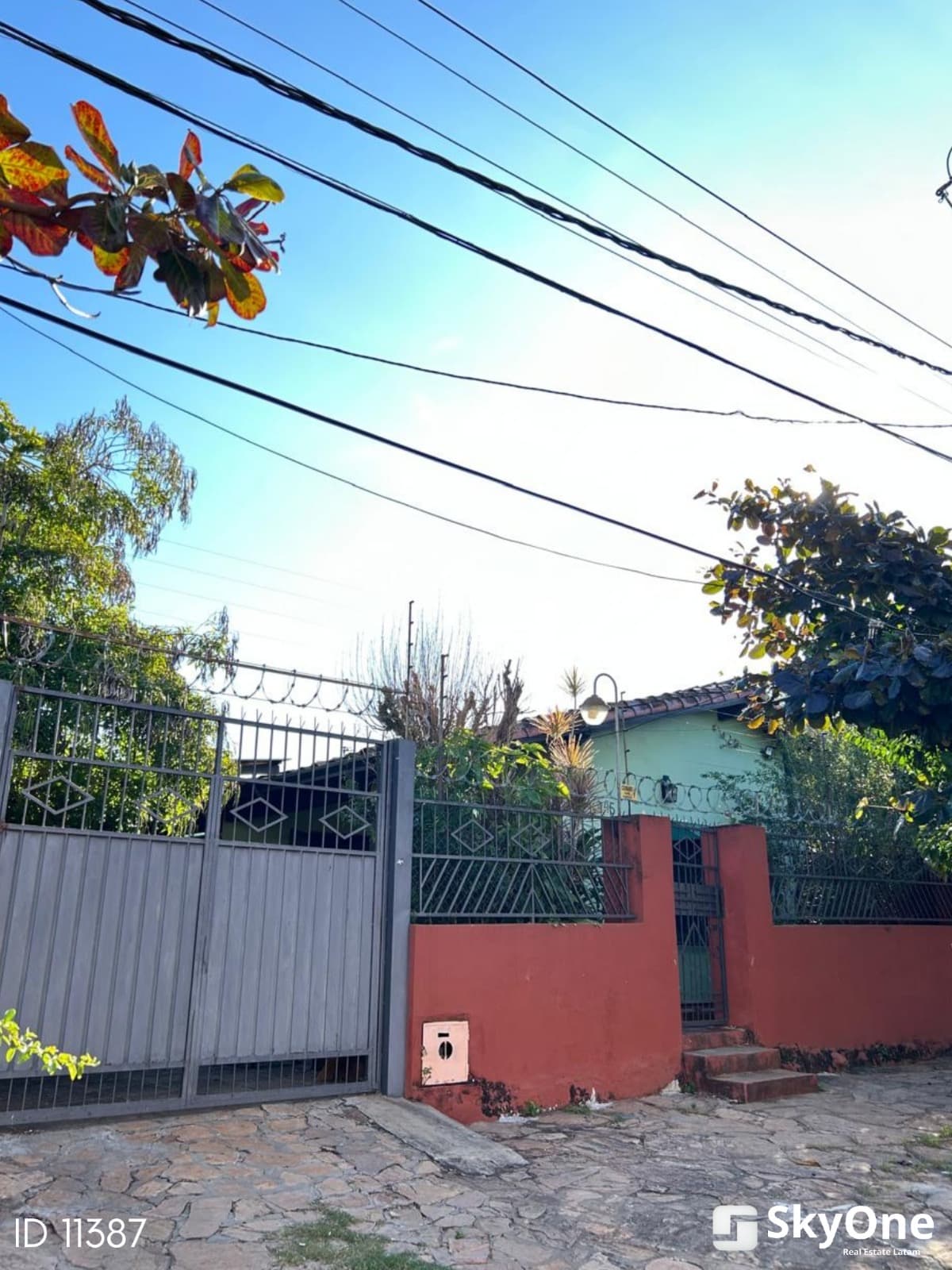 Vendo amplia casa en Lambaré