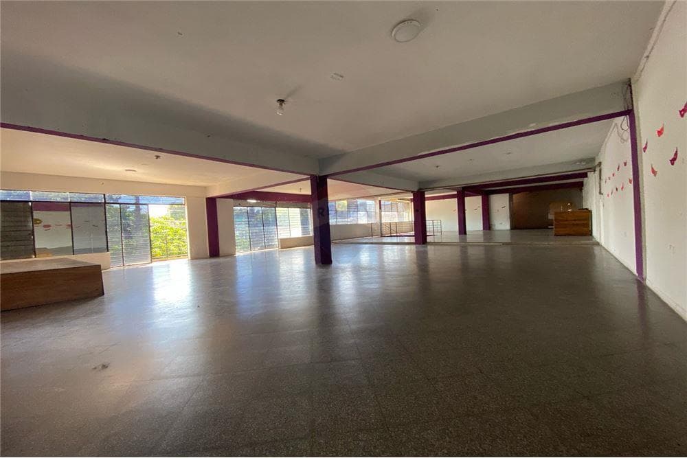 Salon comercial sobre la avda fernando — foto 3