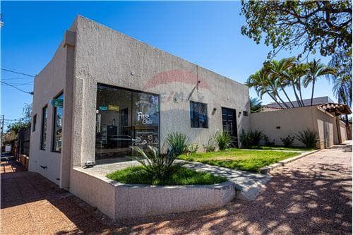Casa con local comercial en esquina /Villa Ofelia Fernando de la Mora
