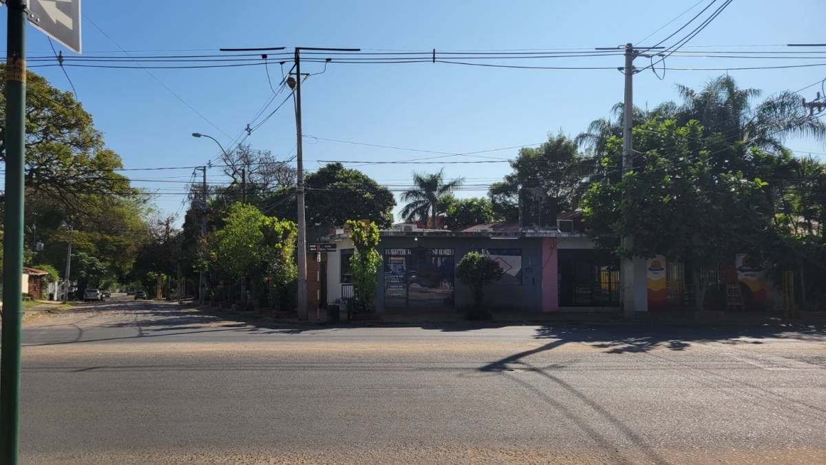 Terreno con casa a demoler- Santísima Trinidad. (Eje Habitacional 5.8), foto 2