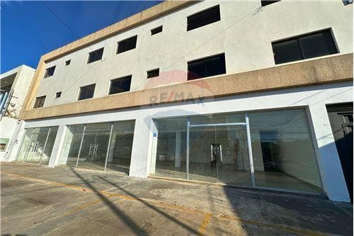Alquilo local comercial en barrio Jara
