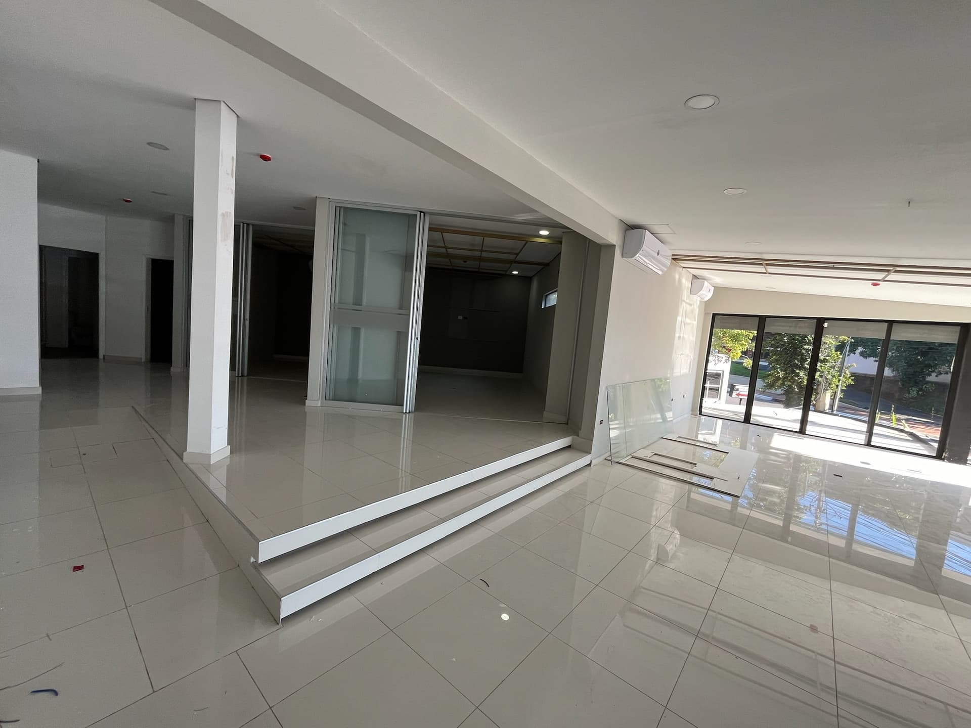Imponente local comercial con deposito sobre avenida españa, foto 3