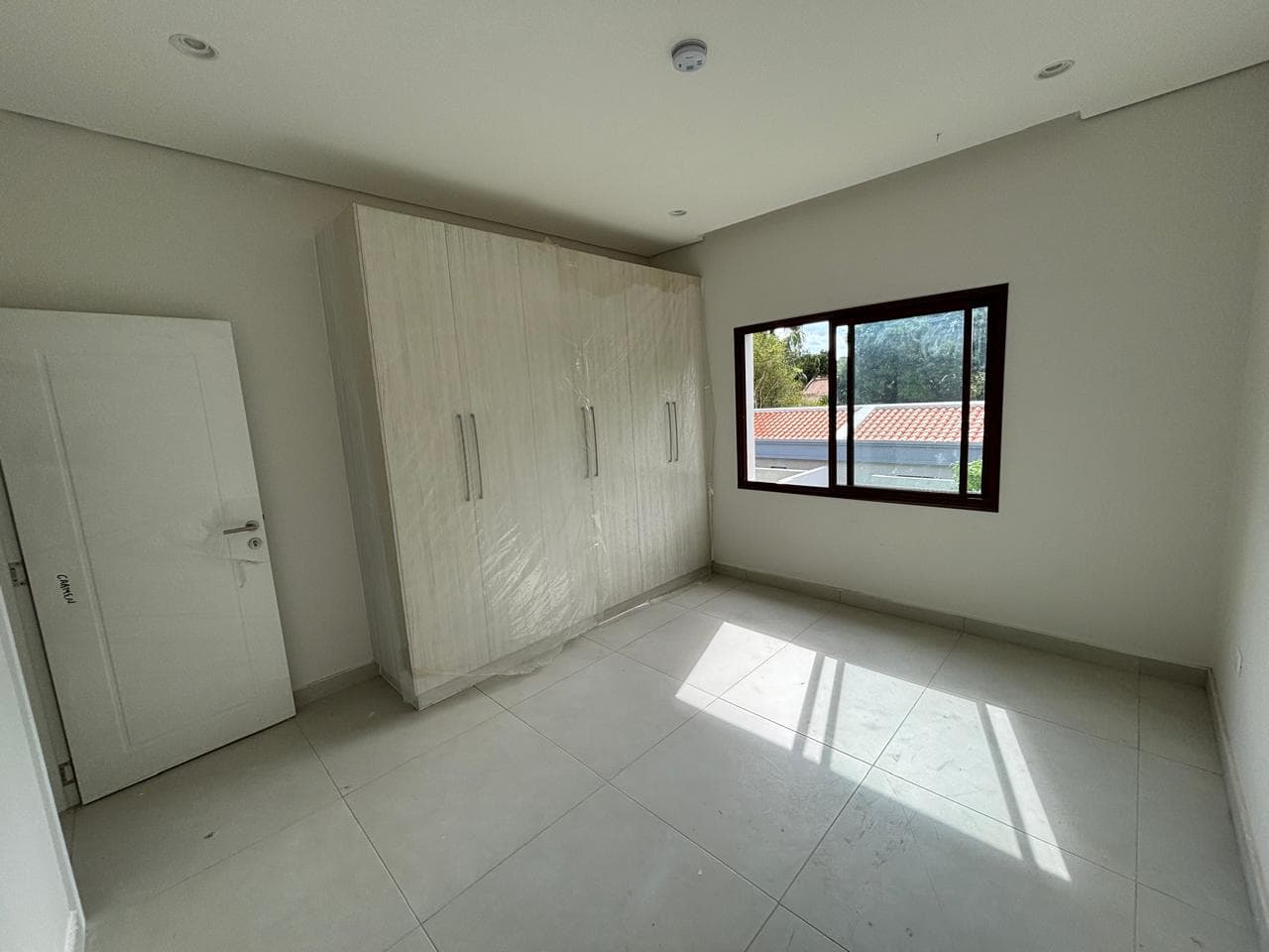 EN ALQUILER - Casa de 3 dormitorios en suite en B° Ykua sati, foto 4
