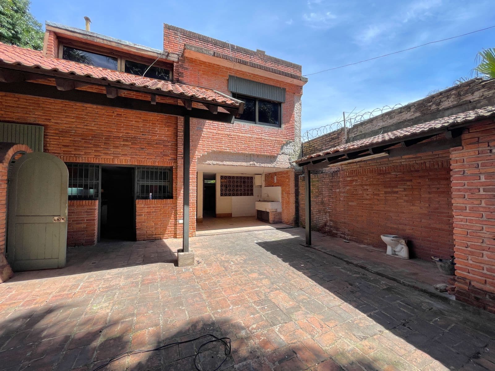 amplia propiedad estilo colonial antiguo sobre la Avda. Mcal. López, foto 1