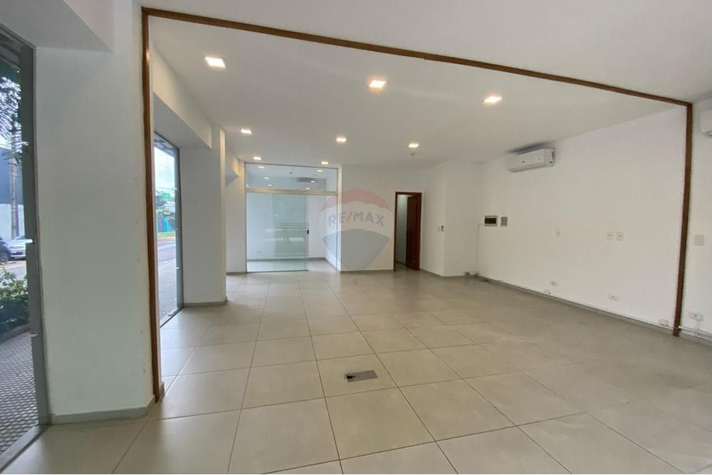 Salon/ Showroom en esquina de 60m2, zona eje corporativo, foto 4