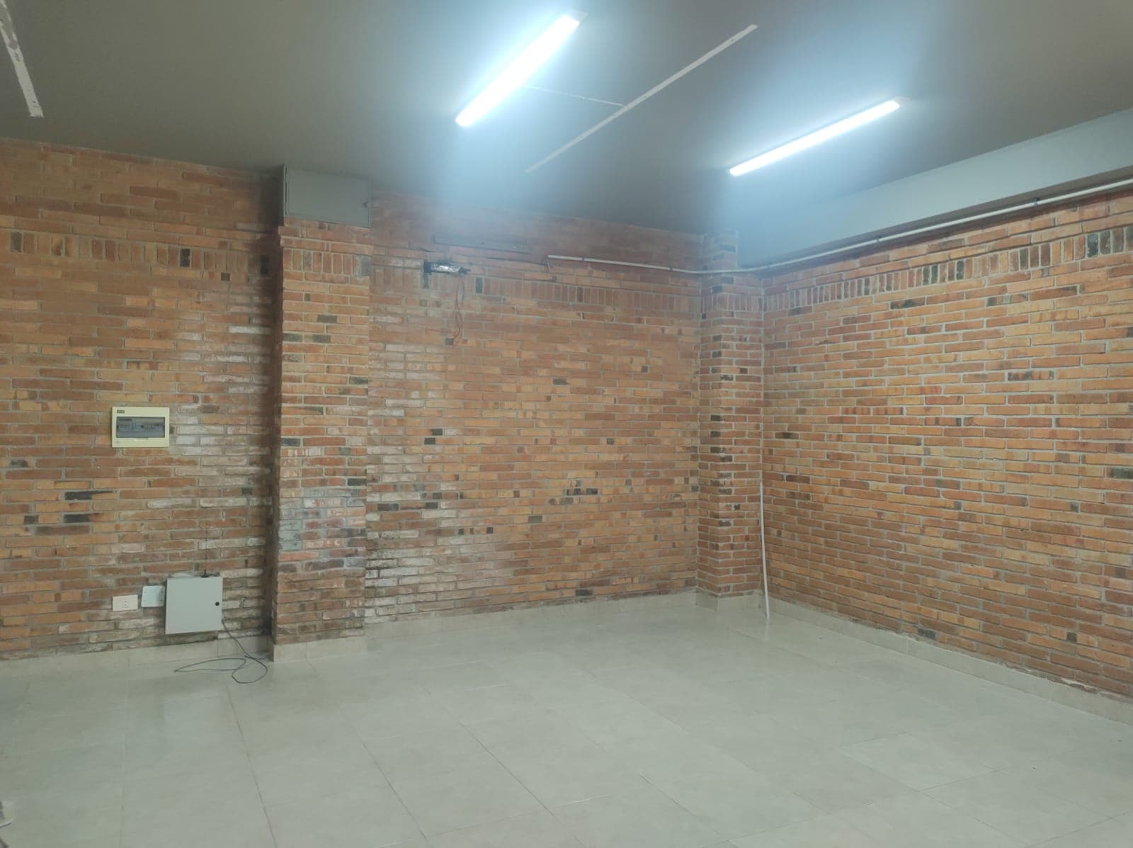 En alquiler salón comercial con cochera ideal para oficina, foto 3