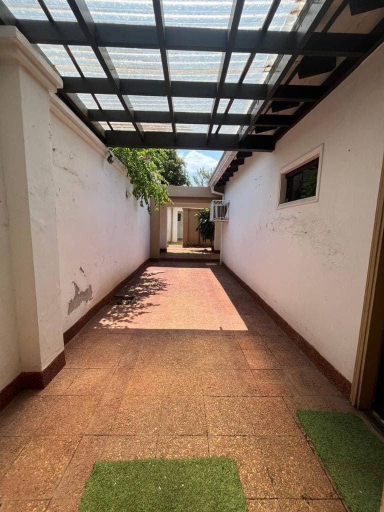 Casa a restaurar en el barrio mburucuya, foto 3
