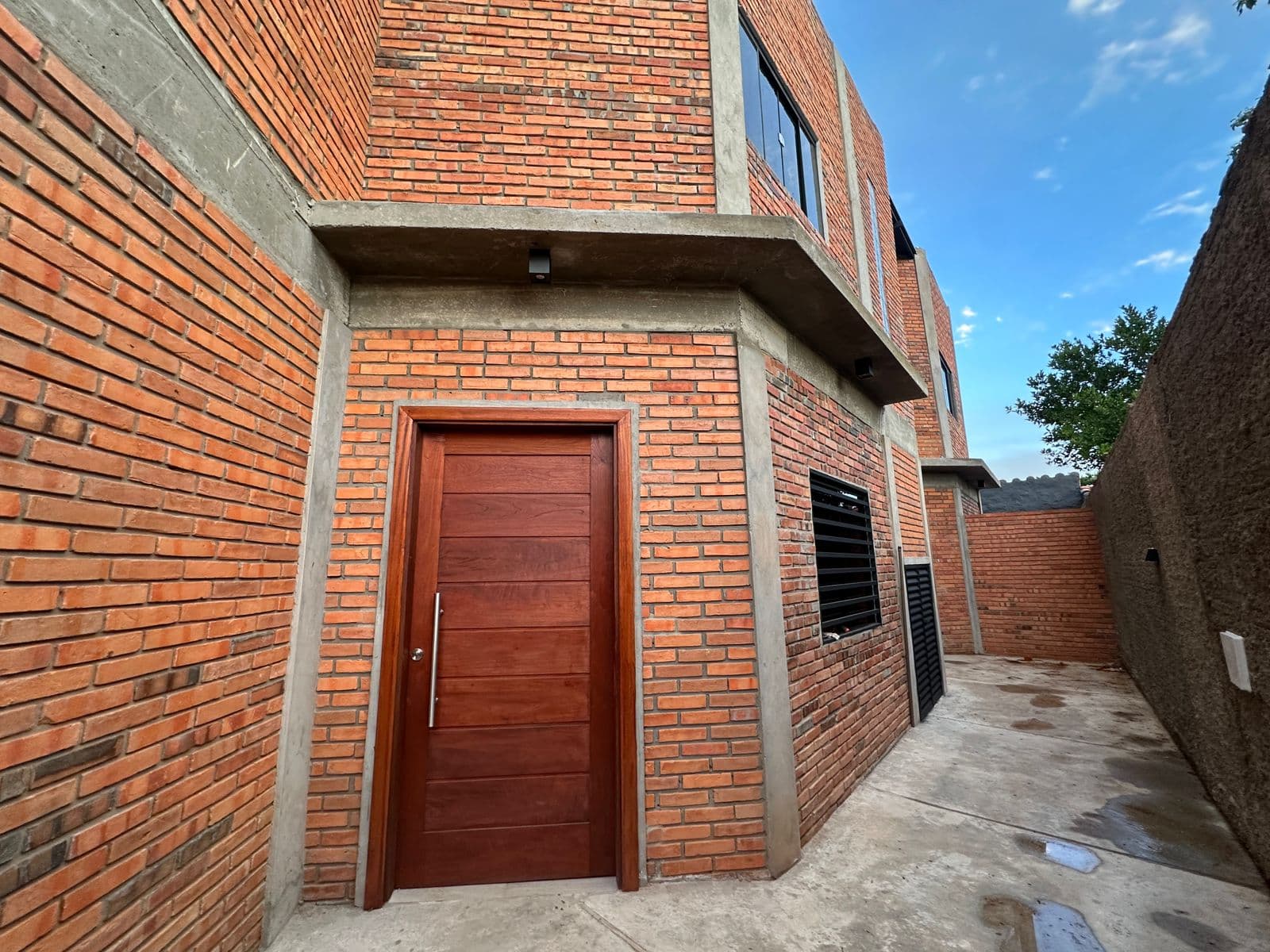 Alquilo dúplex de 2 dormitorios en condominio en Barrio Hipódromo