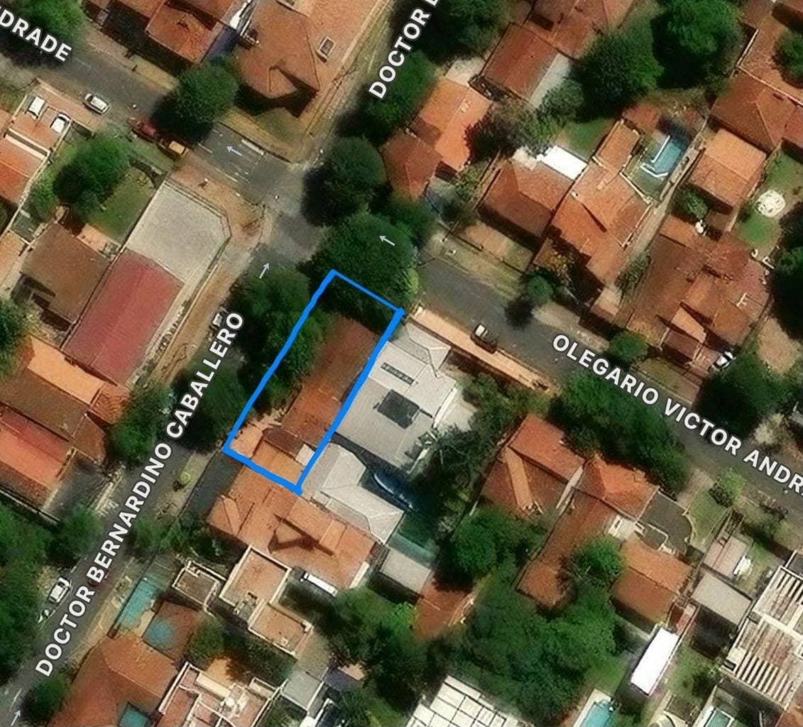 Vendo terreno con casa a demoler en barrio Herrera