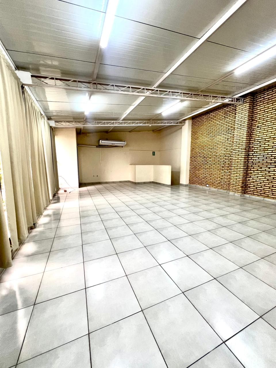 En alquiler salón en Luque - 4to. Barrio — foto 4