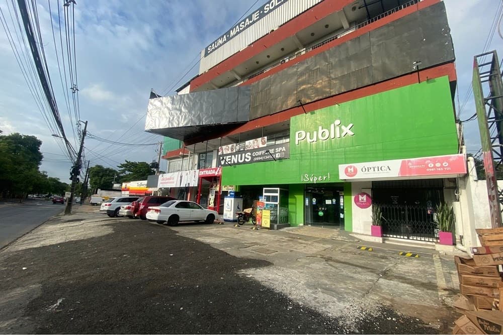 Salón Comercial Estratégico con Estacionamiento sobre Avda. Choferes del Chaco, foto 3