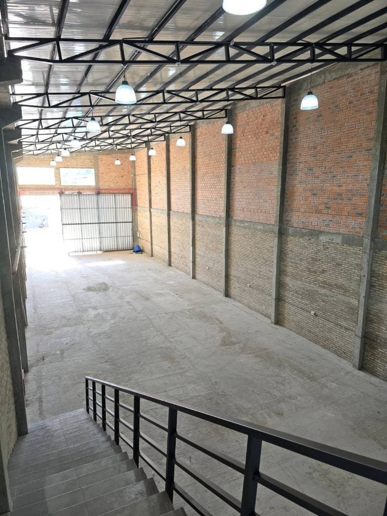 Amplio deposito con oficinas a 200 m de Artigas