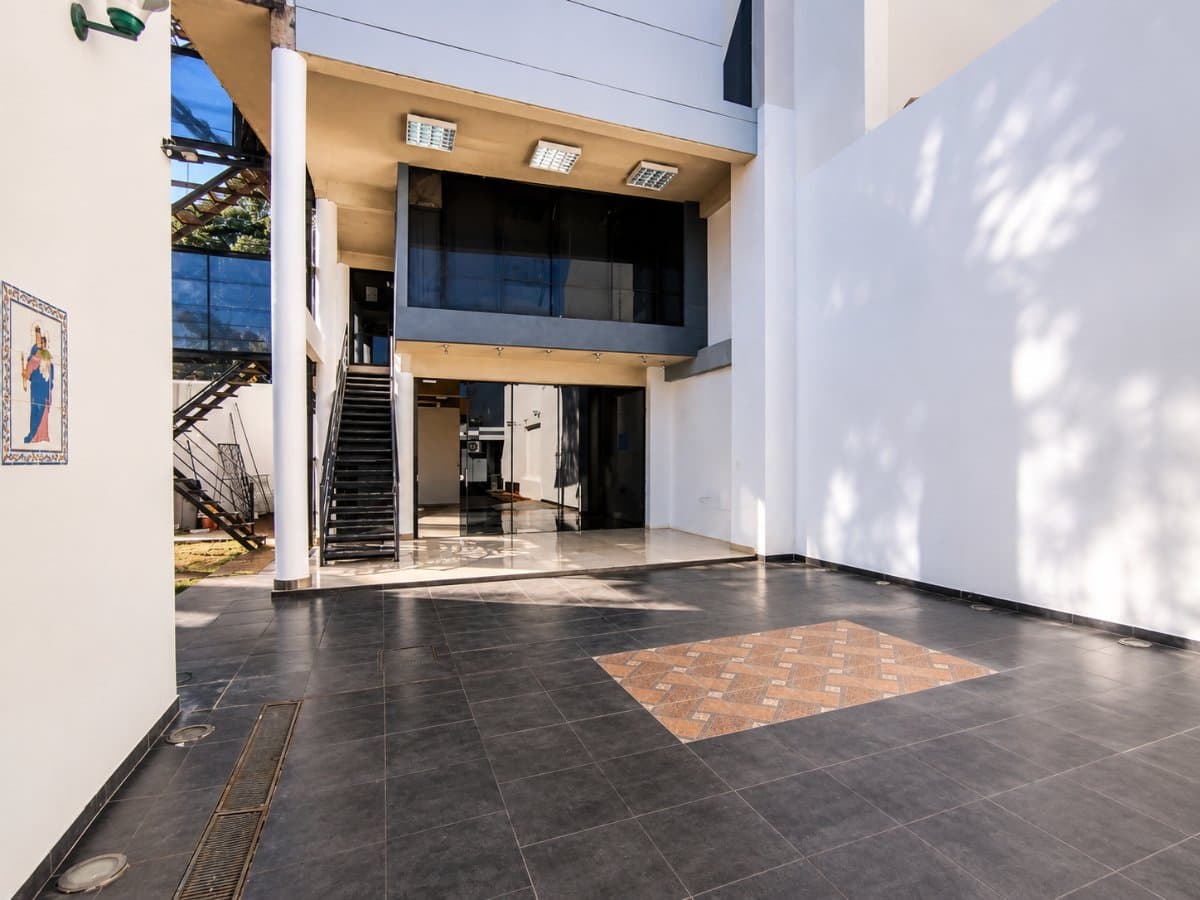 Alquilo moderna oficina de 50 m2 en Ykua Sati