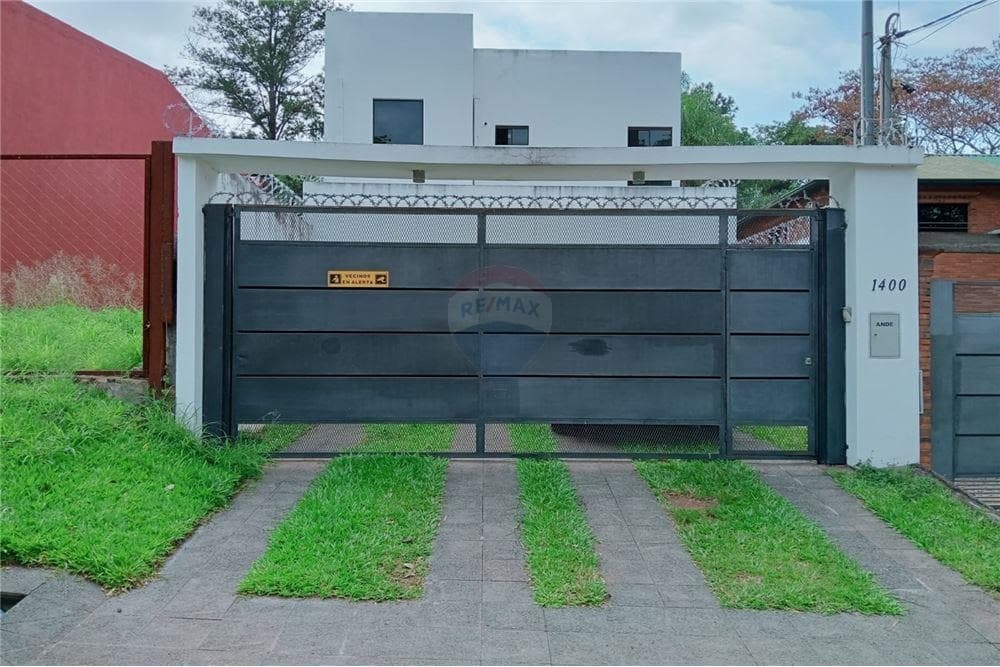 Alquilo duplex en lambare zona yacht y golf club
