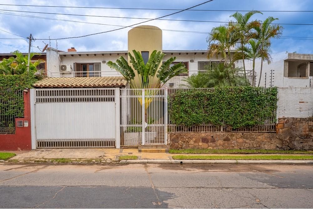 Vendo casa con 4 dormitorios y piscina