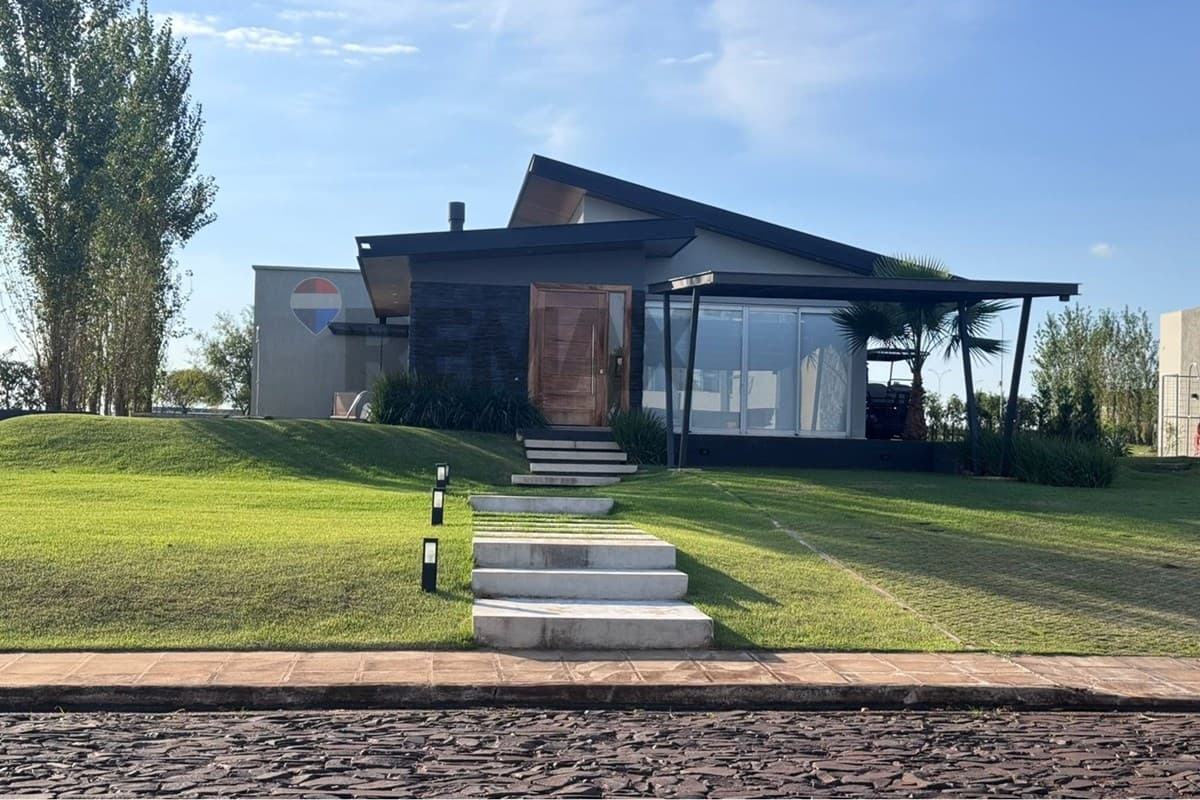 Vendo residencia en condominio en itapua