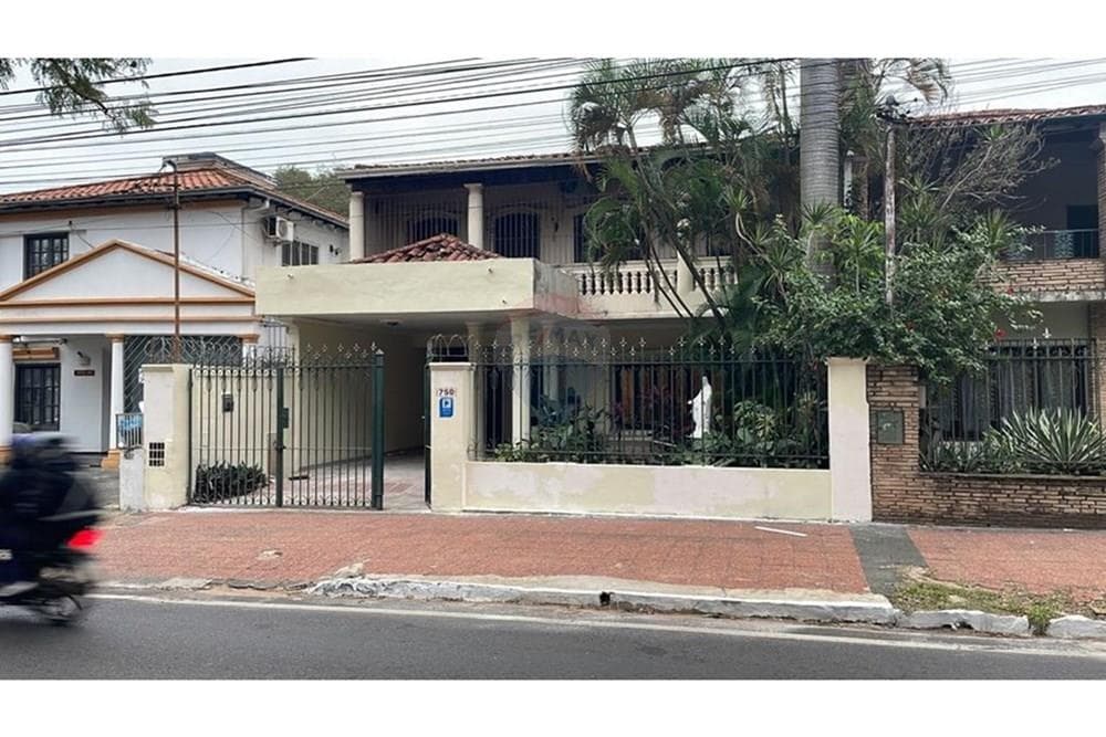 Vendo residencia frente al seminario