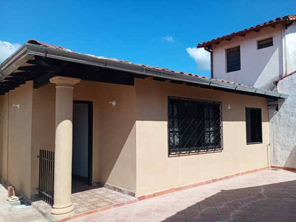 CASAS EN LAMBARE - a metros de la Municipalidad, foto 1