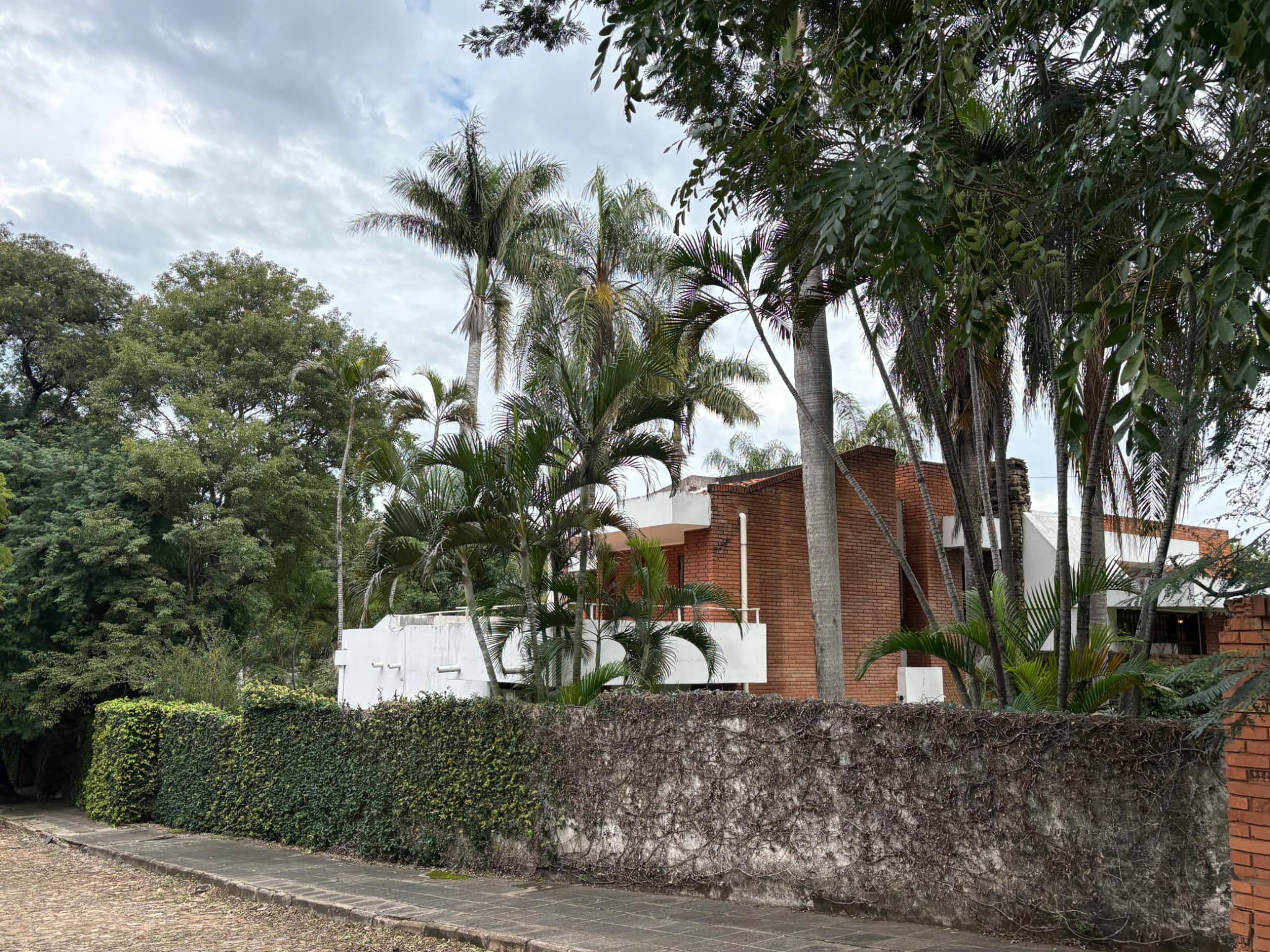 Residencia Ideal Para Familias Y Eventos Con Piscina Y Amplio Terreno En Lambare — foto 5