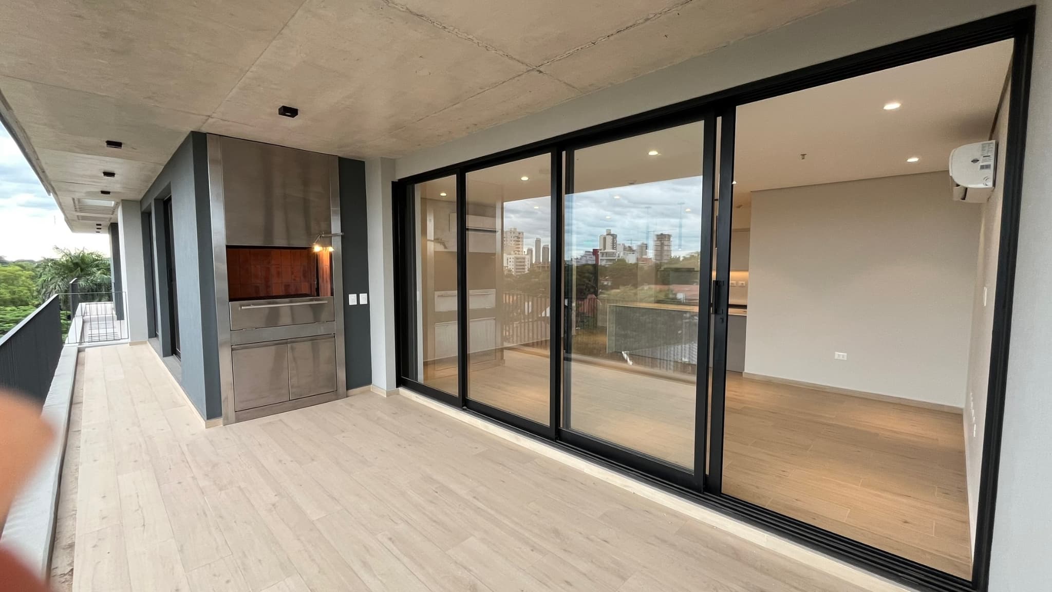 Exclusivo dpto a estrenar con parrilla mayo 2026 en edificio boutique de Las Lomas zona shopping del sol asuncion