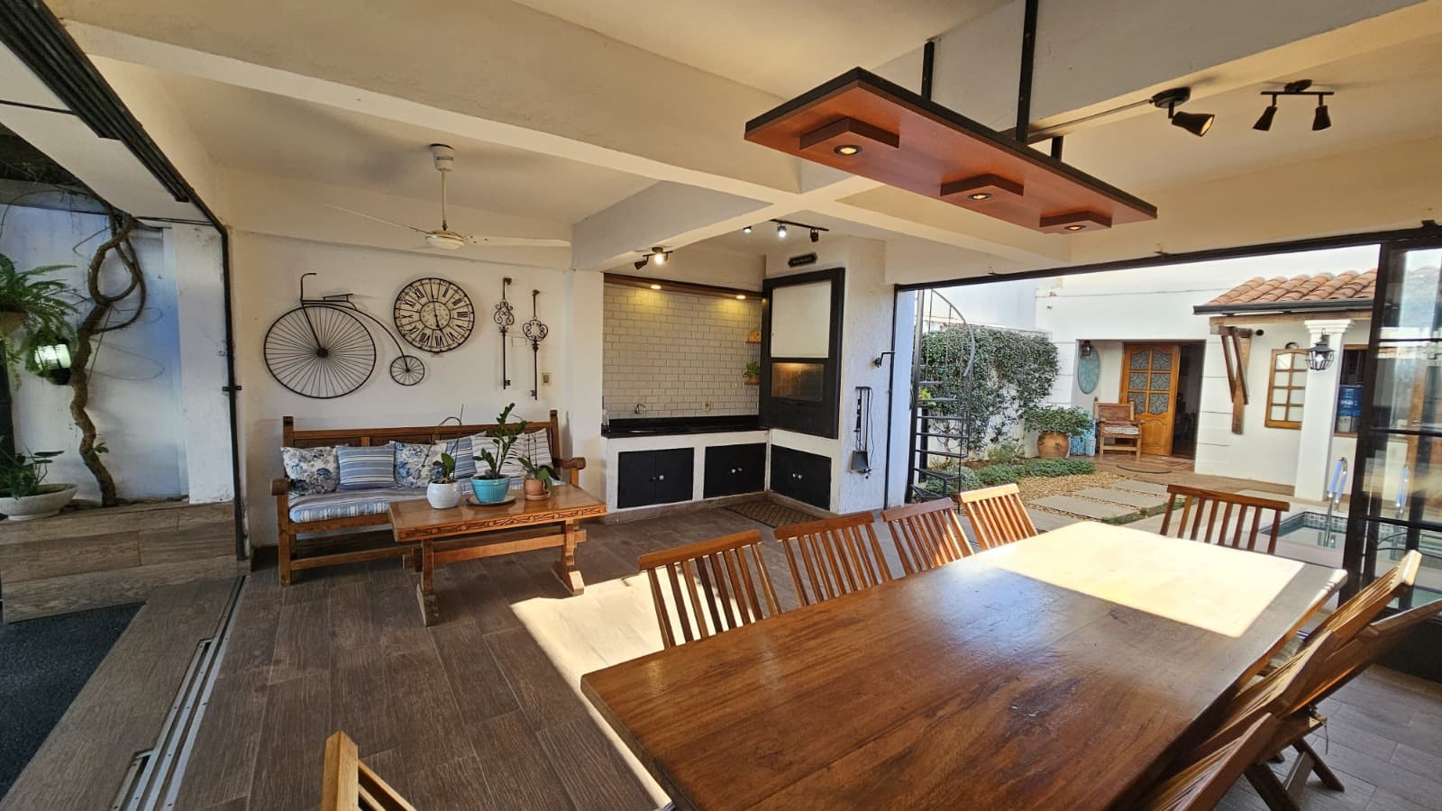 En Alquiler Hermoso Chalet En Barrio Mburucuya, foto 2