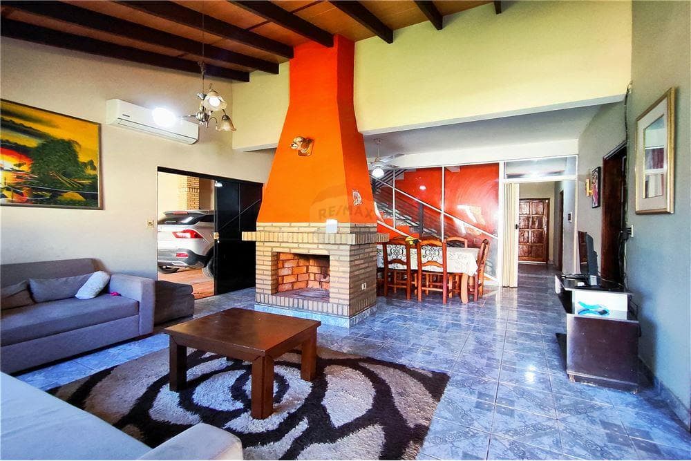 Amplia casa con salón comercial y depósito — foto 4
