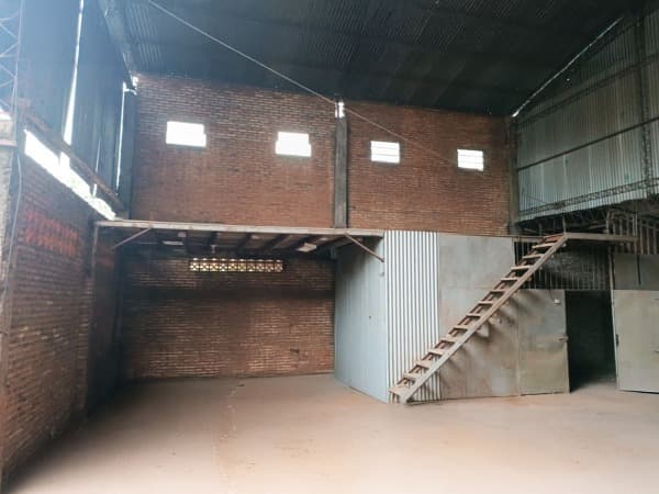 Gran terreno con tinglado en Lambaré