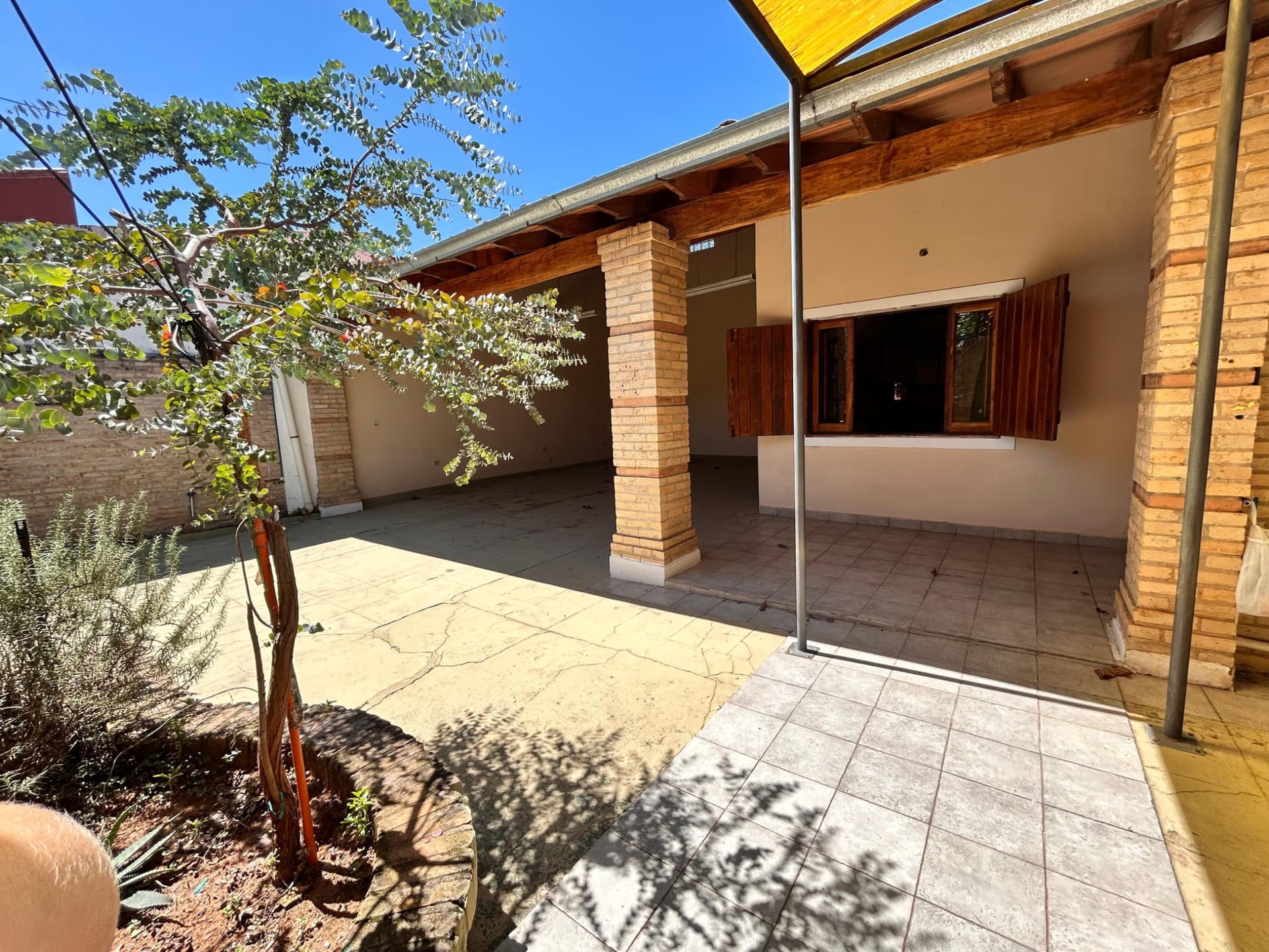 En venta casa de una planta en lambare