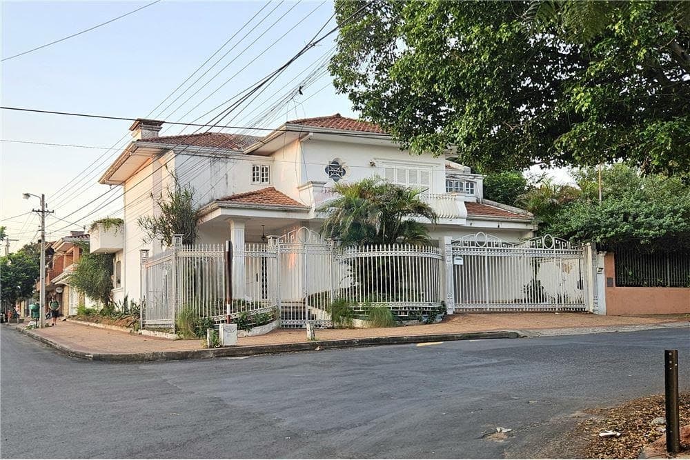 Vendo casa en esquina a pasos de felix bogado