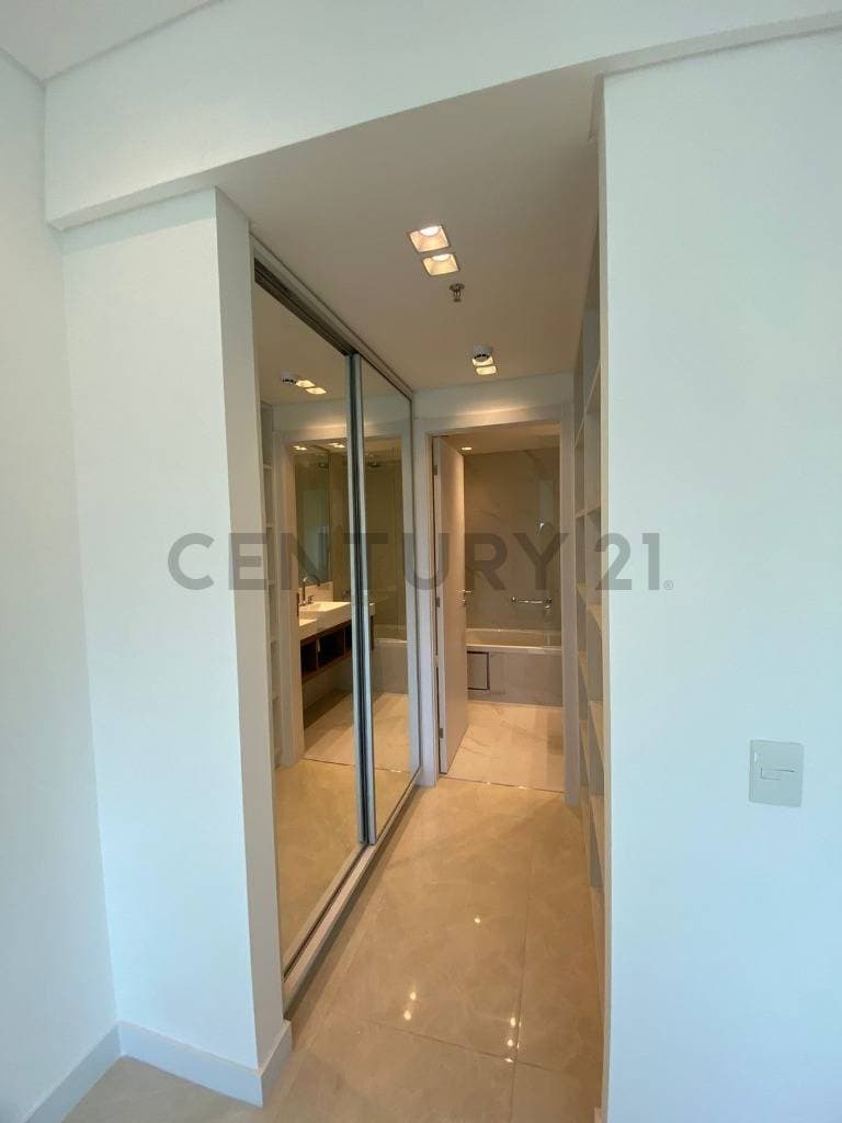 En alquiler lujoso departamento en la torre eminent — foto principal