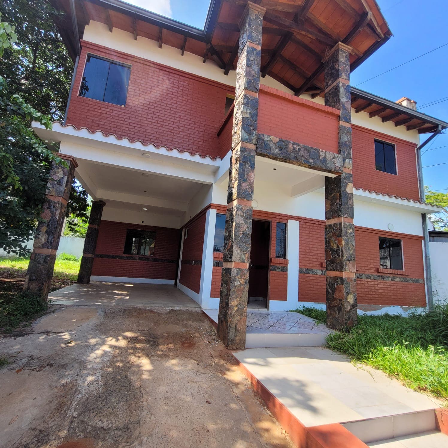 En venta casa de 2 plantas en Villa Elisa