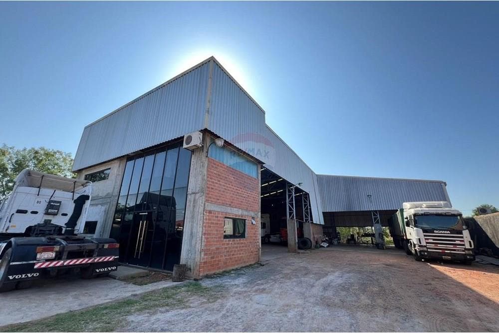 Amplio Tinglado con Oficinas en Limpio — foto 1