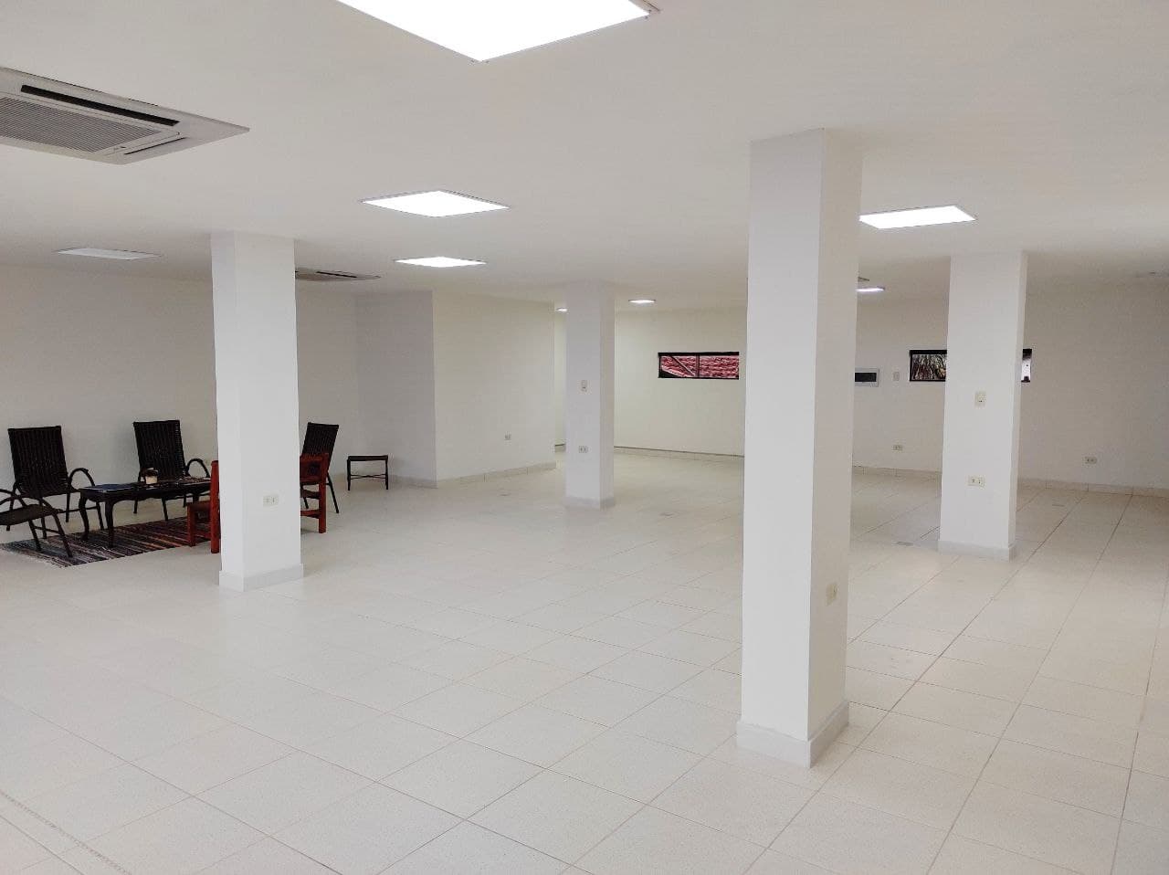Se alquila amplio salón para uso de oficina o show room, foto 4