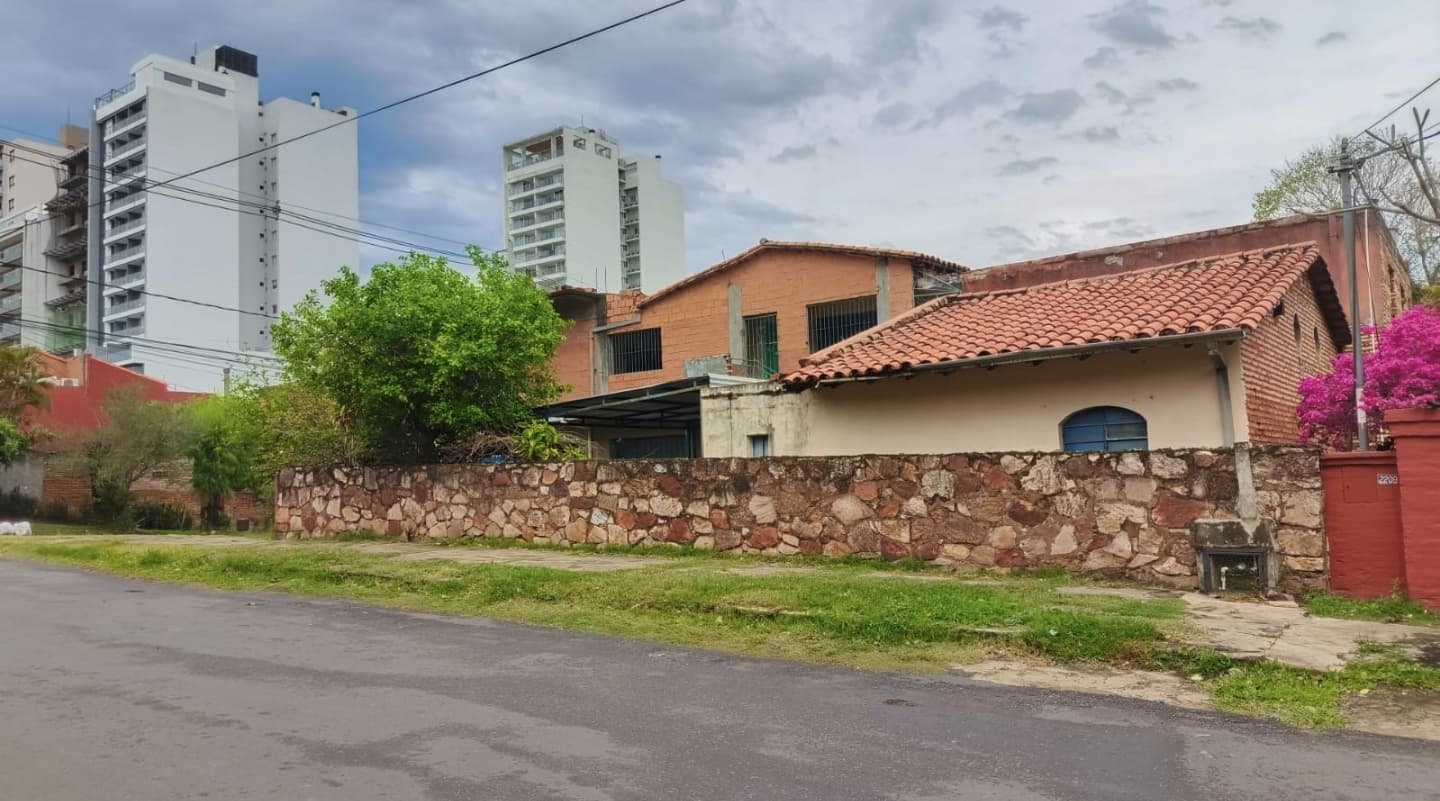 *Vendo terreno en esquina en Barrio Mburucuyá.*