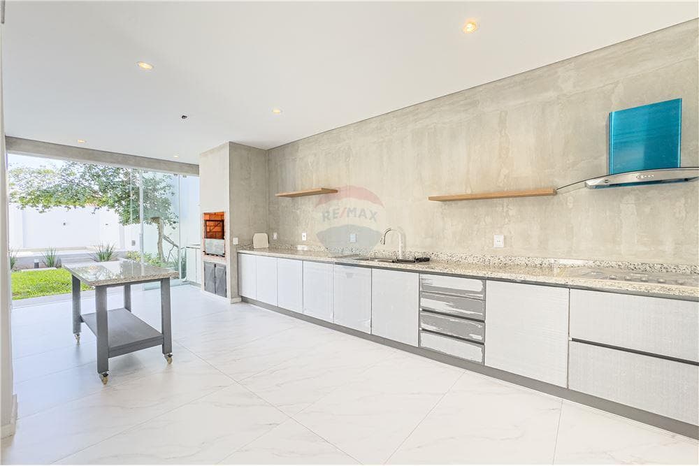 En venta amplia casa con piscina en Villa Elisa, foto 4