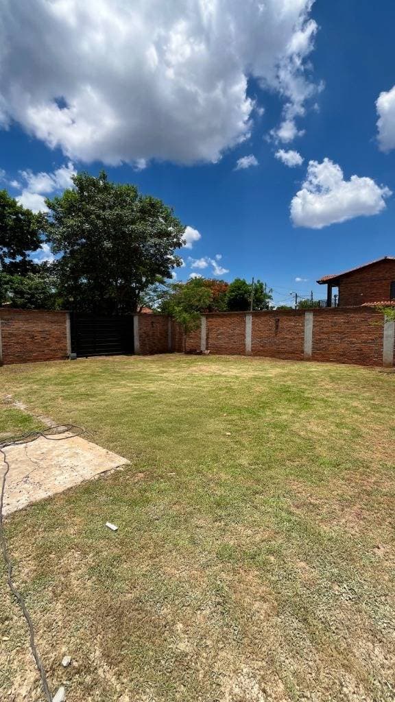Alquilo Casa Luque - Laurelty (z/ Av. Andrés Insfran)