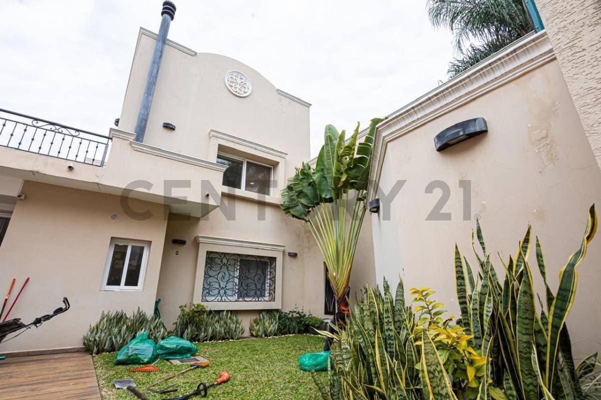 En venta residencia en Lambaré