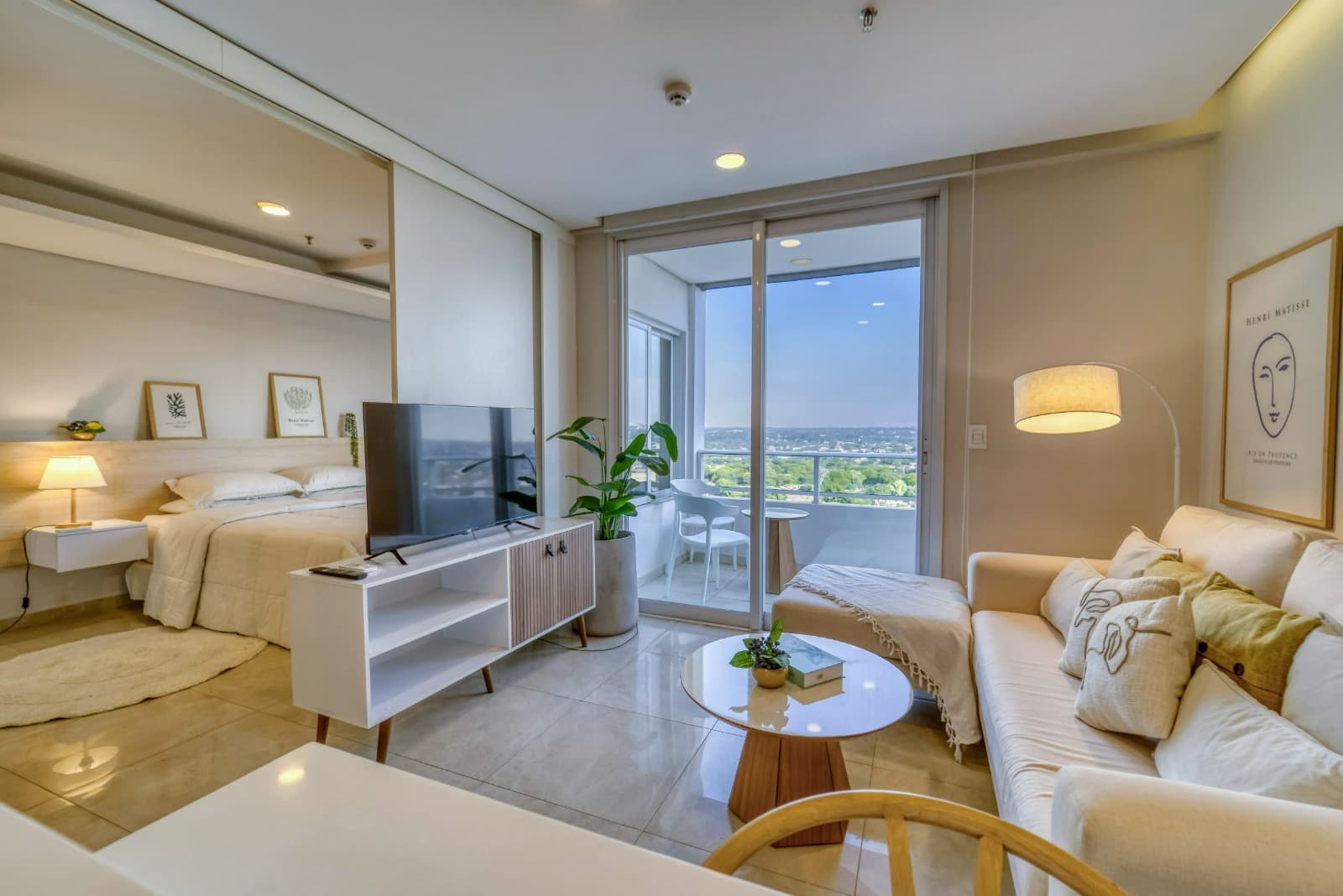 Alquiler en Edificio Ancora: Piso 15 con vista tranquila y confort total ????️