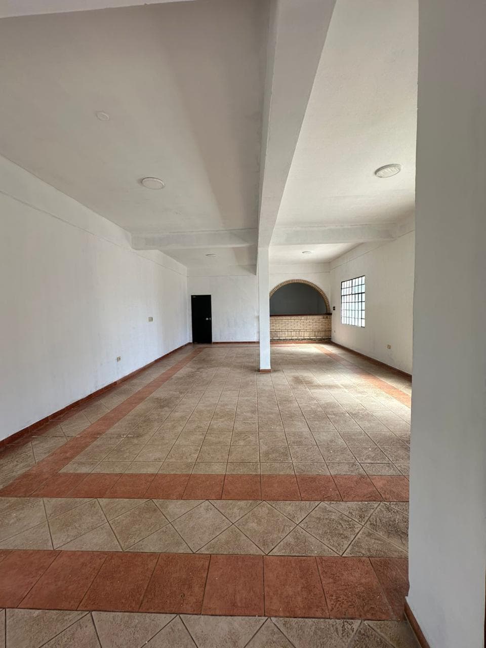 Salon comercial con amplio deposito adyacente en Luque 4to barrio — foto 5