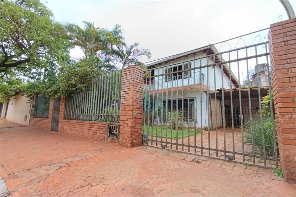 Residencia en amplio terreno con piscina en lambare