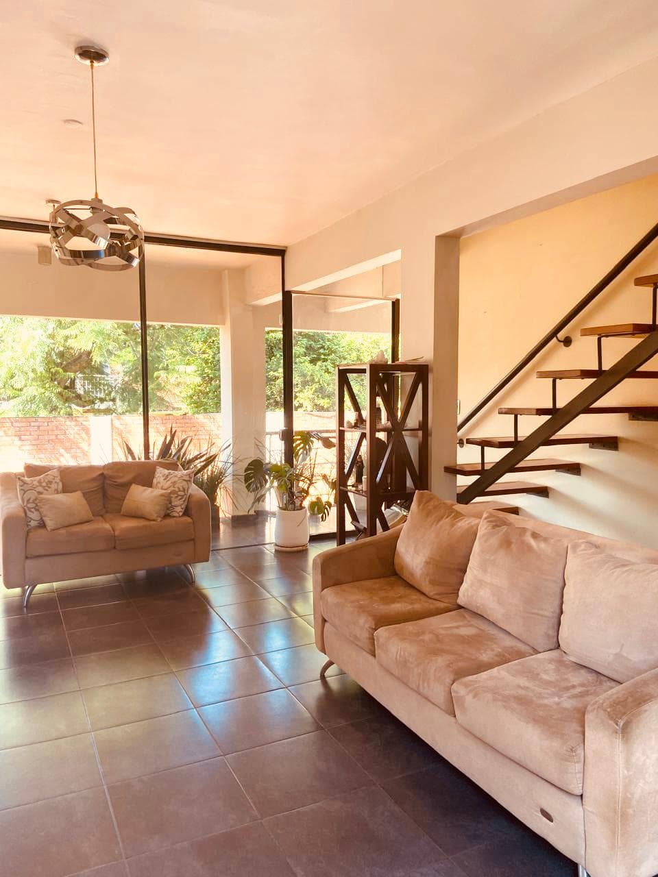 En alquiler coqueto dúplex de 3 habitaciones en barrio los laureles — foto 3