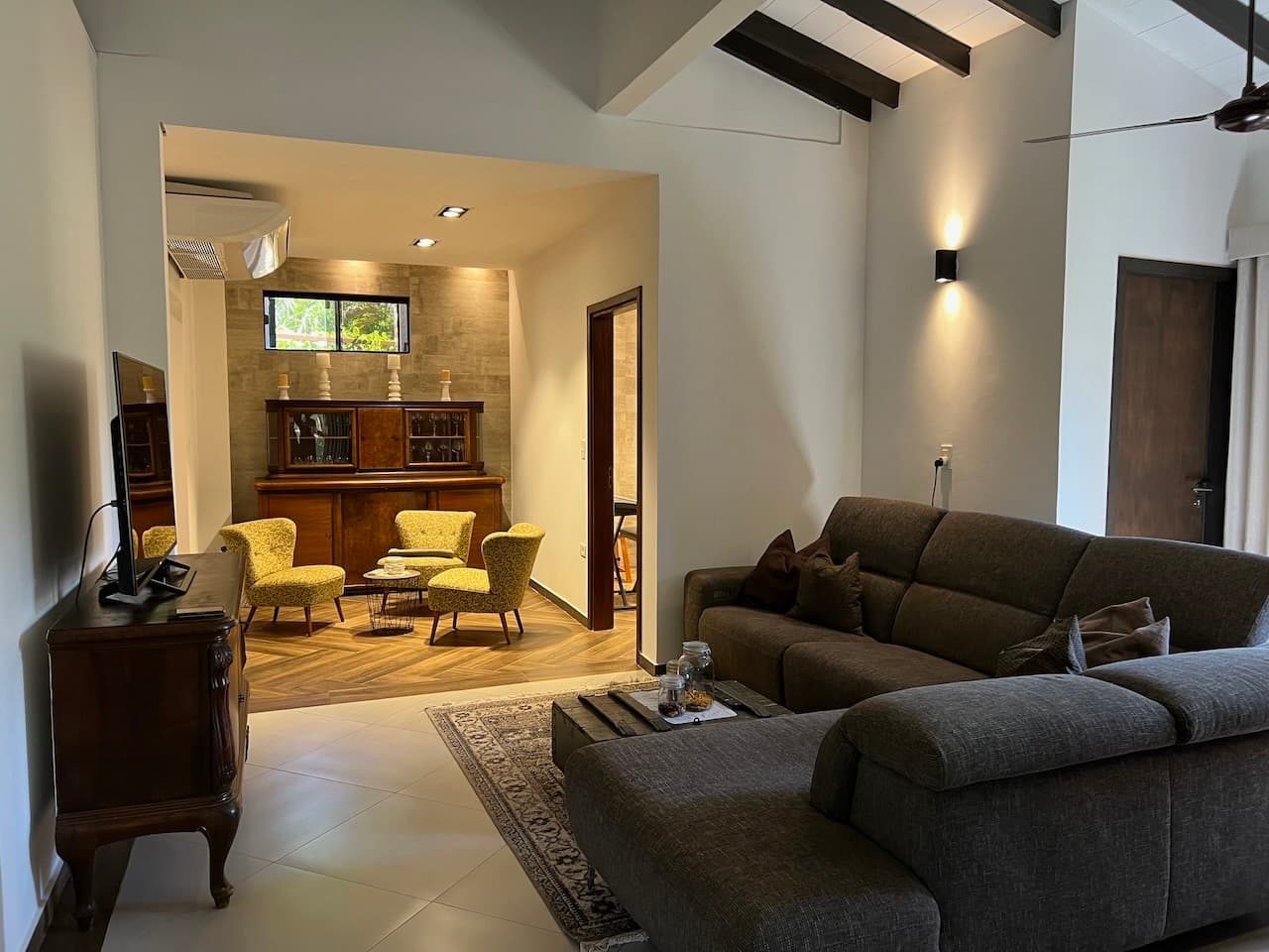 Elegante Residencia Con Piscina Y Jardín Paradisíaco – Paraguay #adlerpy390