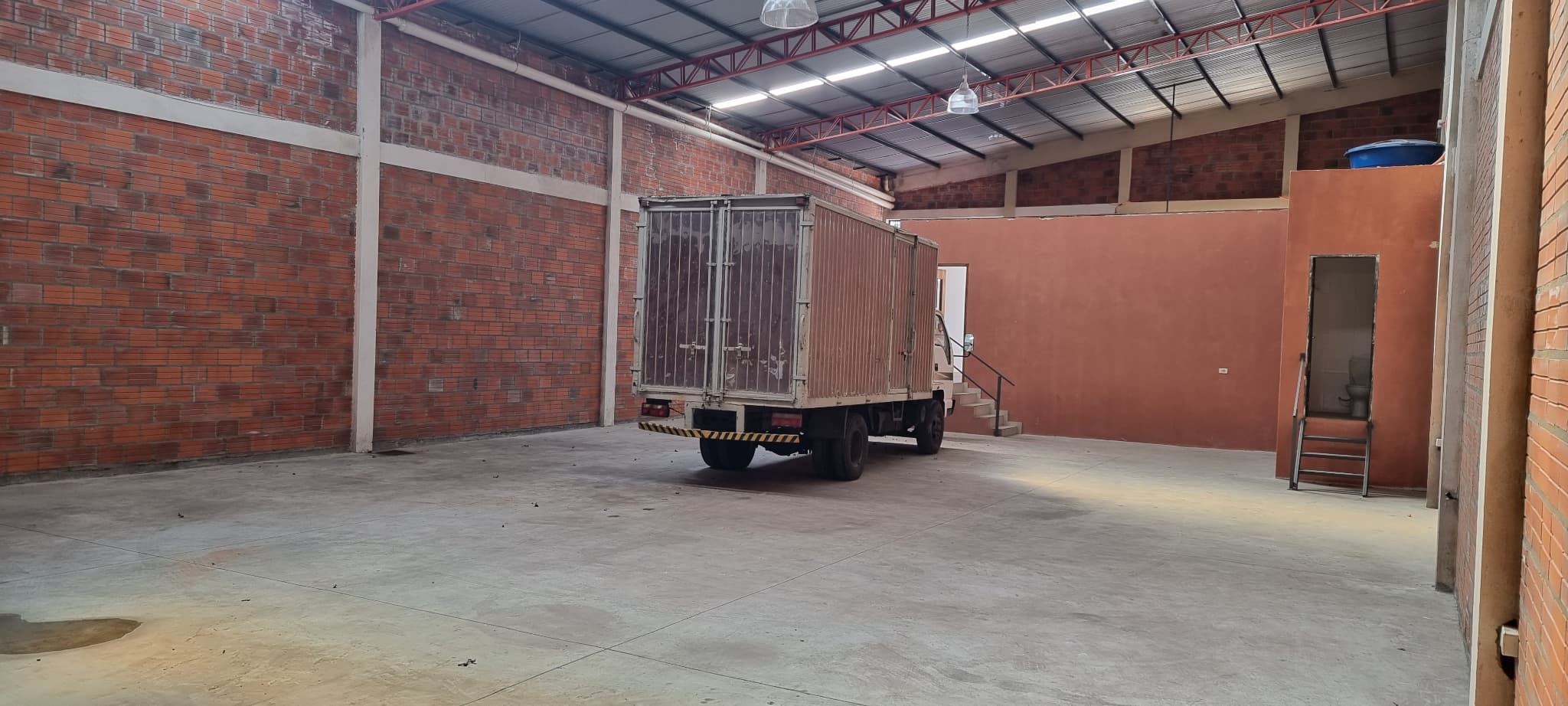 Hermoso Deposito Showroom Y Oficina Sobre Av Calle Ultima Defensores Chaco Lynch — foto 5