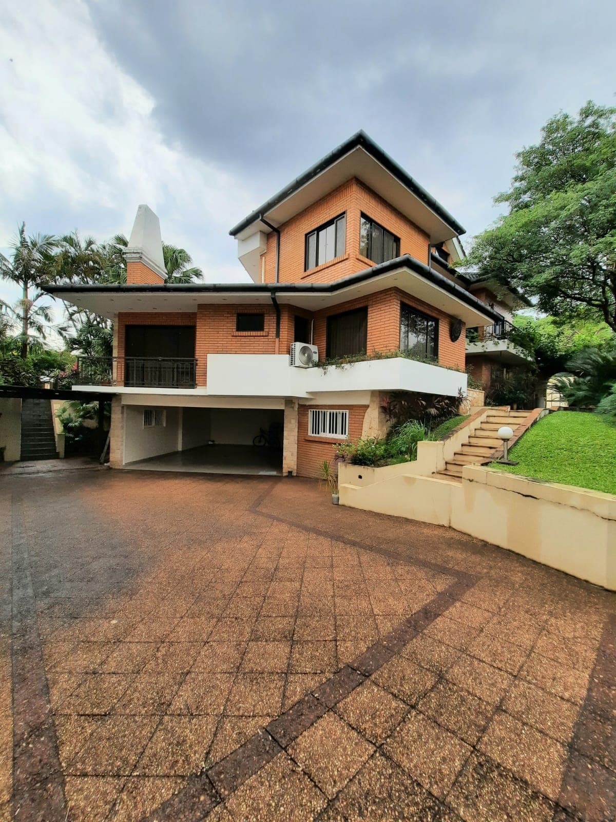 Alquilo Residencia De 7 Habitaciones En Ycua Sati