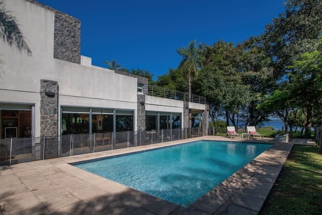 Lujosa Residencia con Amplio Patio sobre el lago Ypacaraí
