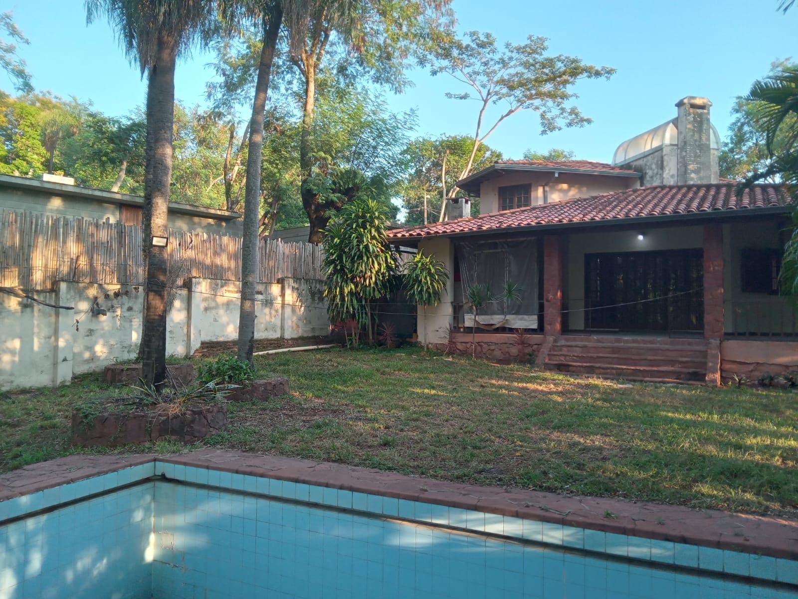 Vendo casa de 4 habitaciones con terreno de 841 M2 en Lambaré